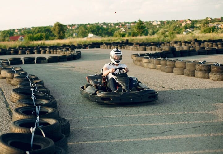 Una persona en un circuito de karting